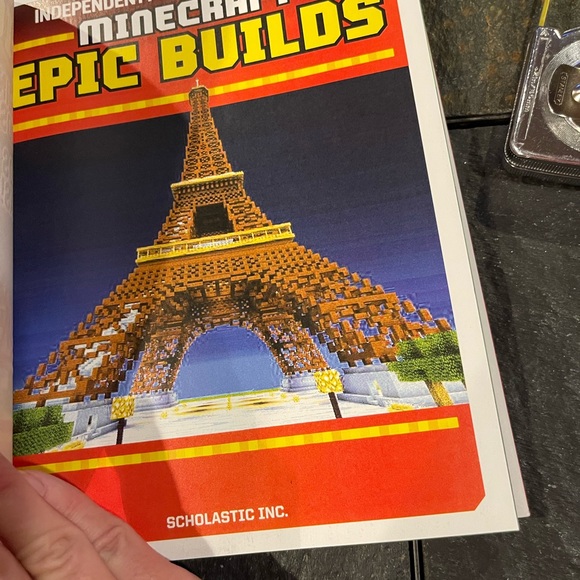 Minecraft Cool Builds and Epic Builds book set 2! - Picture 4 of 7